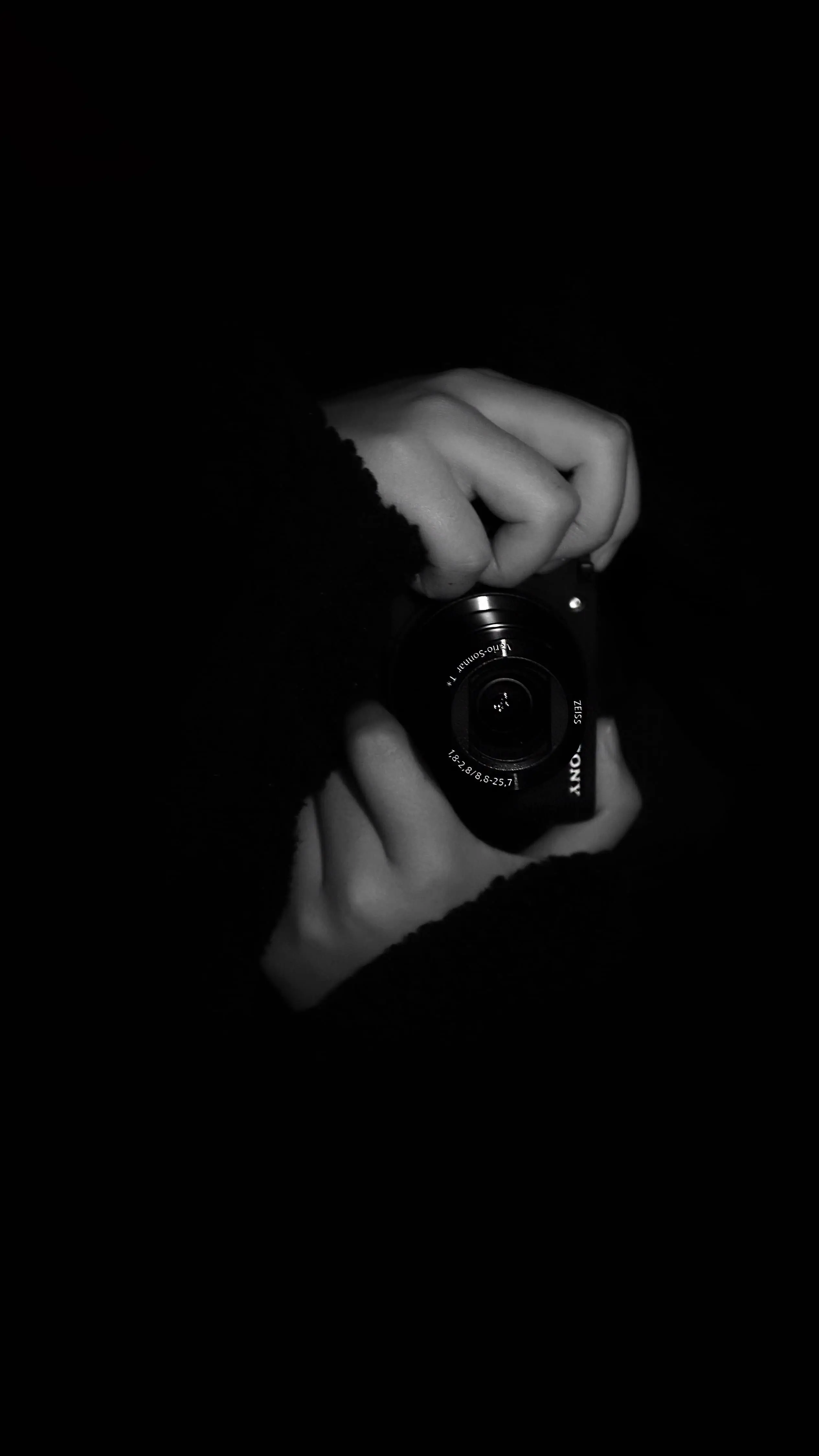 كاميرا تصوير في خلفية سوداء